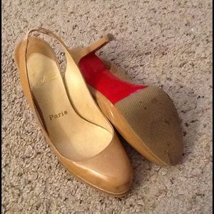 CHRISTIAN LOUBOUTIN TAN NUDE PATENT LEATHER PUMPS